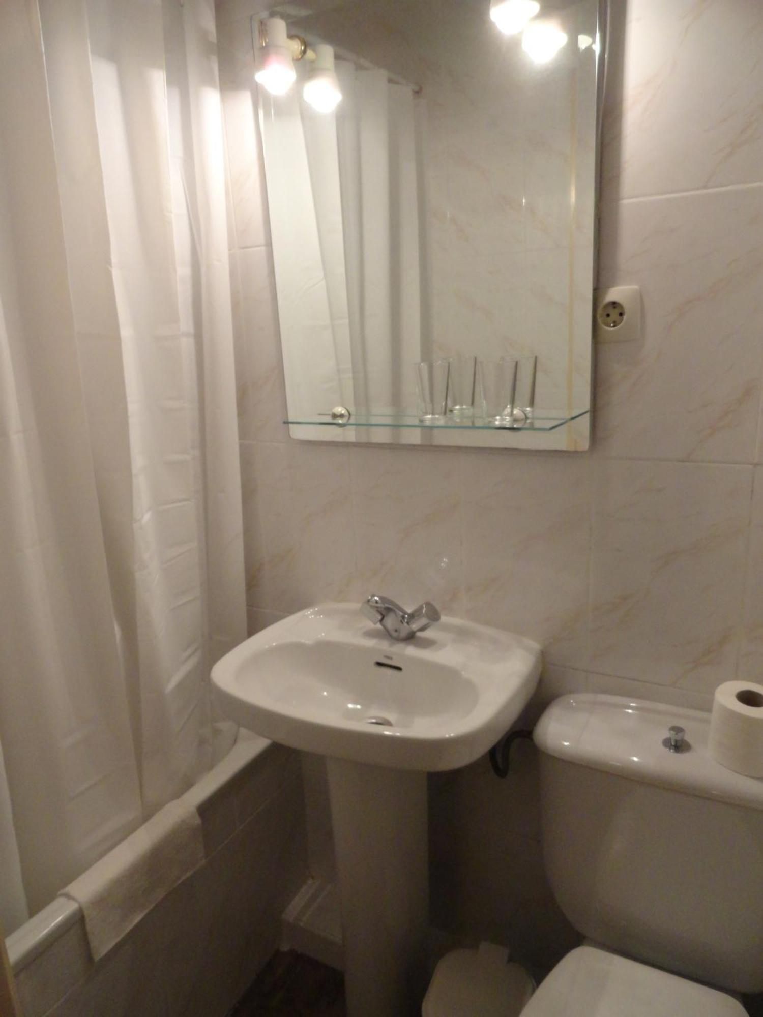 Hostal Alistana Madrid Buitenkant foto